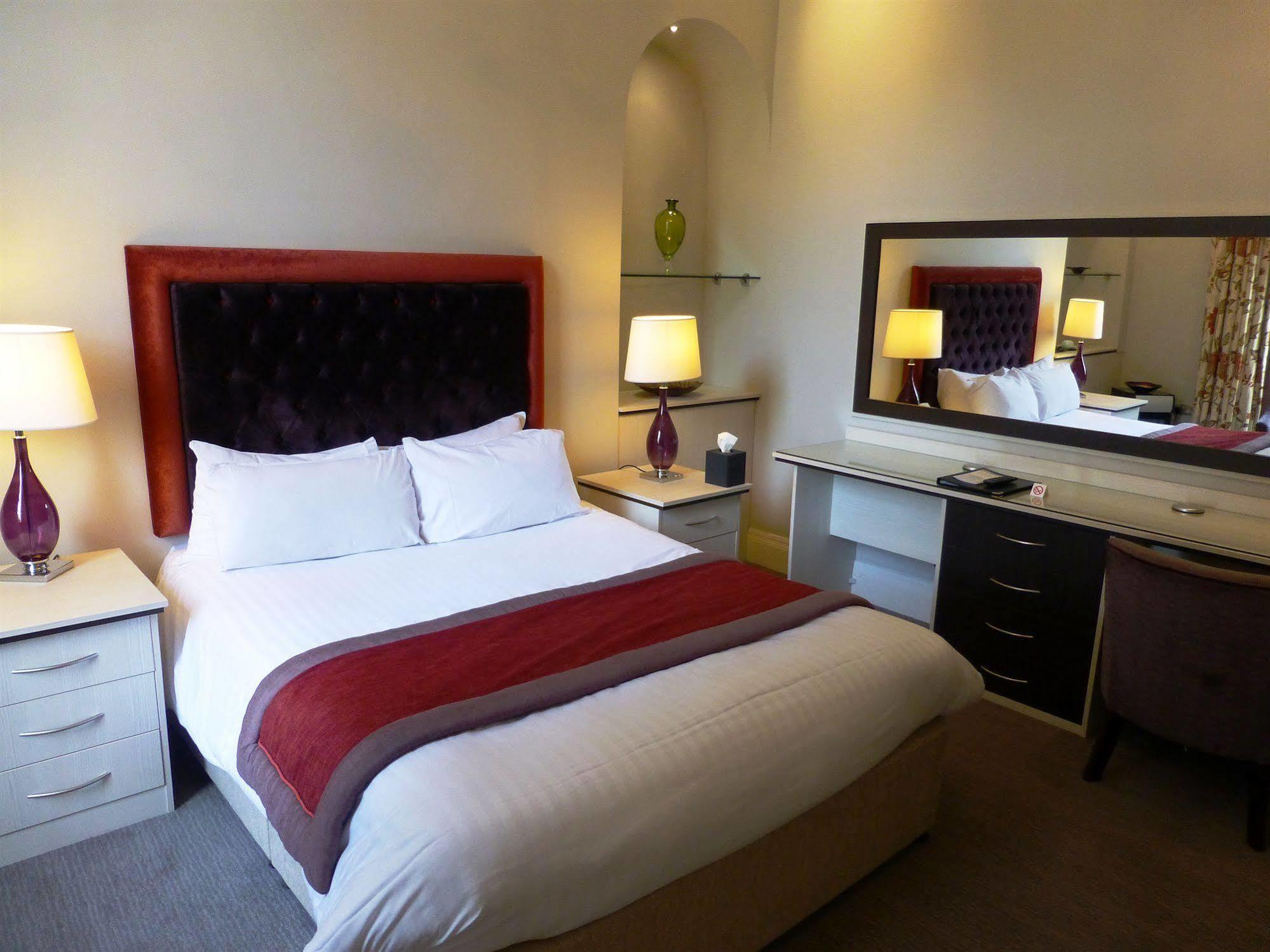 מילדנהול The Riverside House Hotel מראה חיצוני תמונה